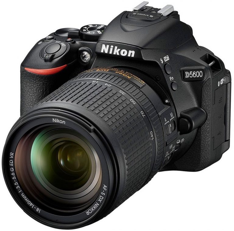 دوربین نیکون D5600 با لنز ۱۸-۱۴۰